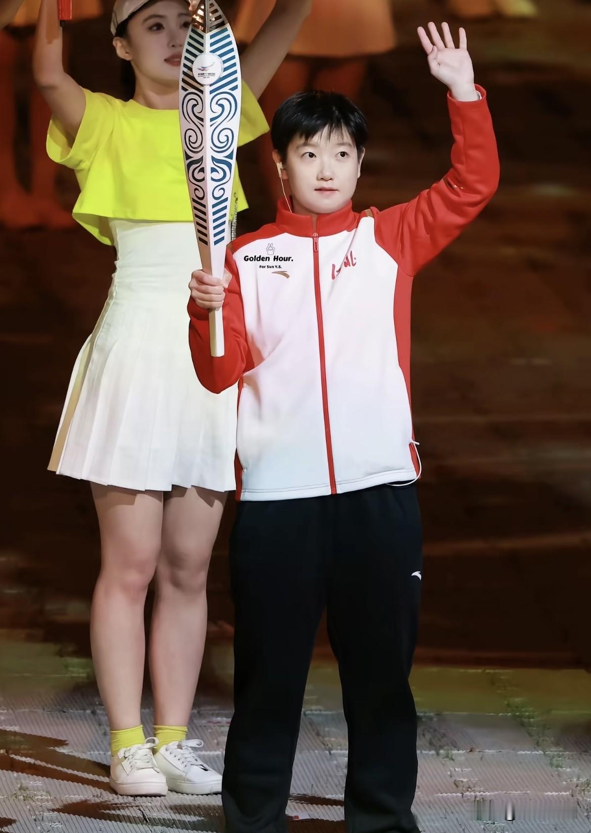 太可爱了，梁靖崑儿子找莎莎，爸爸和莎莎在一起时，爸爸也不香了，人见人爱的莎宝贝！

孙颖莎担任第六棒火炬手，让河北收视率首次登顶第一，因为一个人带火一座城，这就是榜样的力量吧！

不知道有多少人，昨晚守在电视旁，只是为了目睹莎莎的风采，当看到她举着火炬奔跑，瞬间点燃整个会场，观看人数突破了百万，