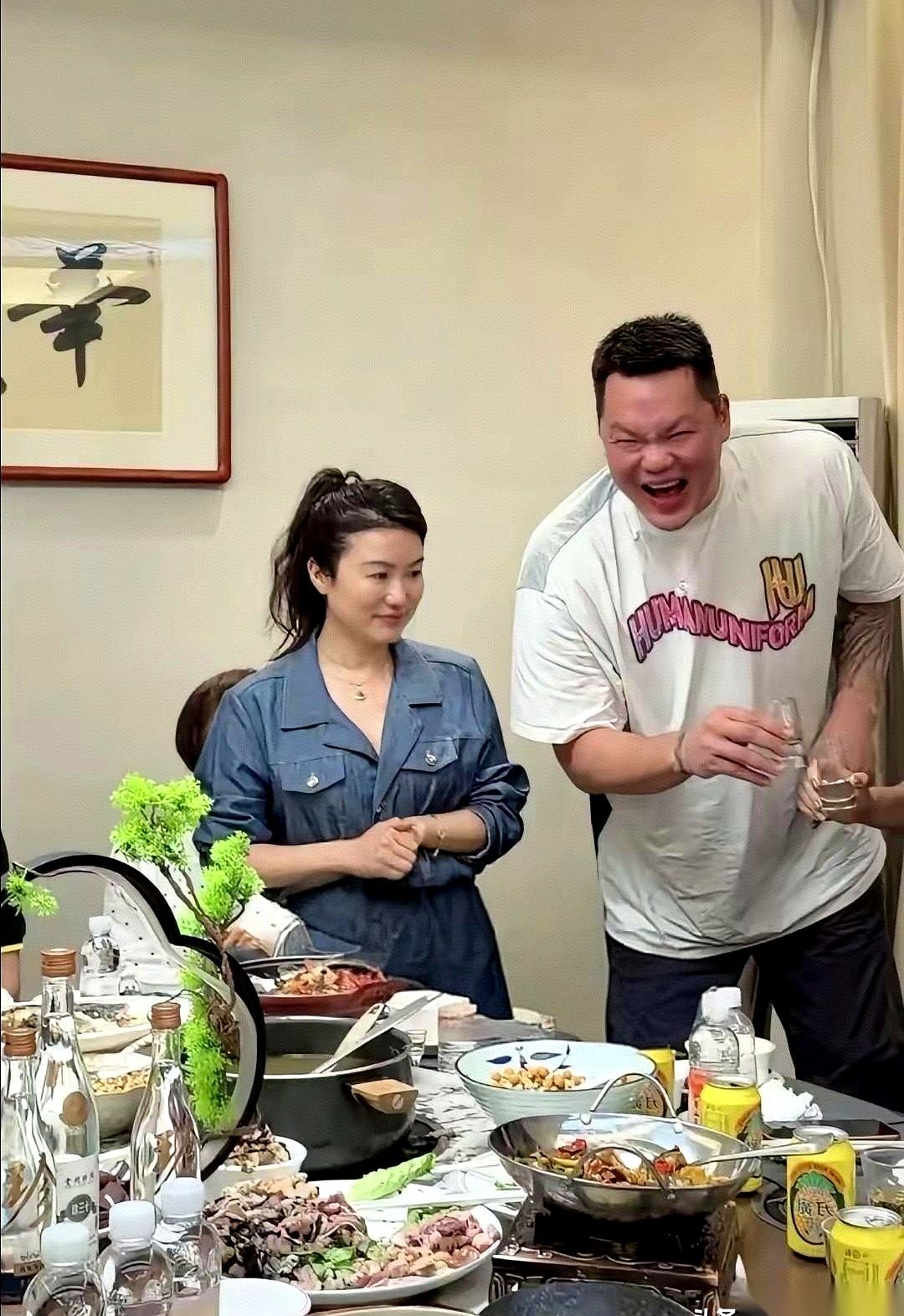 当朱芳雨把广东宏远总经理的实权交出，换上“荣誉顾问”的头衔时，不少人以为他这就算是半退休，以后只能靠拍拍吃喝视频混日子了。
结果恰恰相反。离开那张办公桌，朱芳雨不仅没凉，反而把自己的商业版图炸出了个连环响。
先看老家广西的动静。桂BA总决赛现场，他刚一露面，当地主办方直接给出了最高规格的待遇，篮协的
