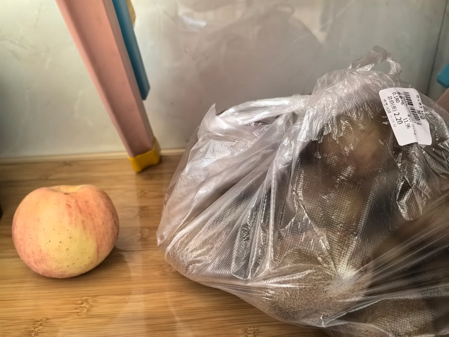 为了让猕猴桃快些熟
我跟队友说：“你把冰箱里的苹果跟猕猴桃放一块吧，熟的快一点。”
放是真的放了 我怎么看都觉得好笑 
这俩看着到老也不会熟起来[泪奔] ​