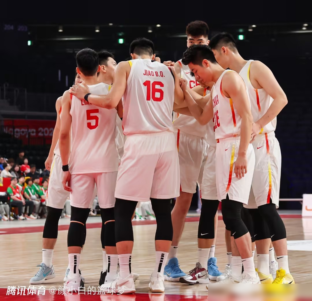 105-61，菲律宾被按在地上摩擦，郭士强赛后第一句不是庆祝，是泼冷水。
小组赛三战全胜，7人得分上双，王俊杰20分14板，自己说手感一般，硬是靠积极性补，上届的账今天一分没放过。胡明轩把话撂明：淘汰赛才是真比赛，最大对手不是沙特，是自己别背包袱。
郭士强最怕的就是大胜之后，思想飘了。大比分赢球