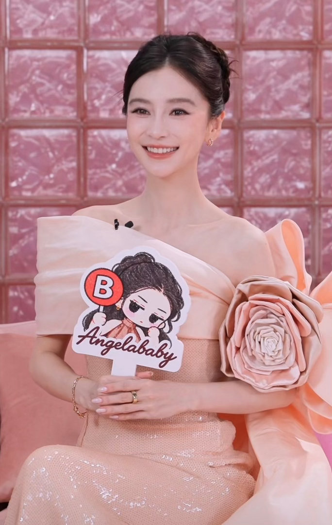 #angelababy[超话]#  [爱慕]#angelababy相思令##angelababy# 

如果不能见面 那我做你最忠实的白月光.

​