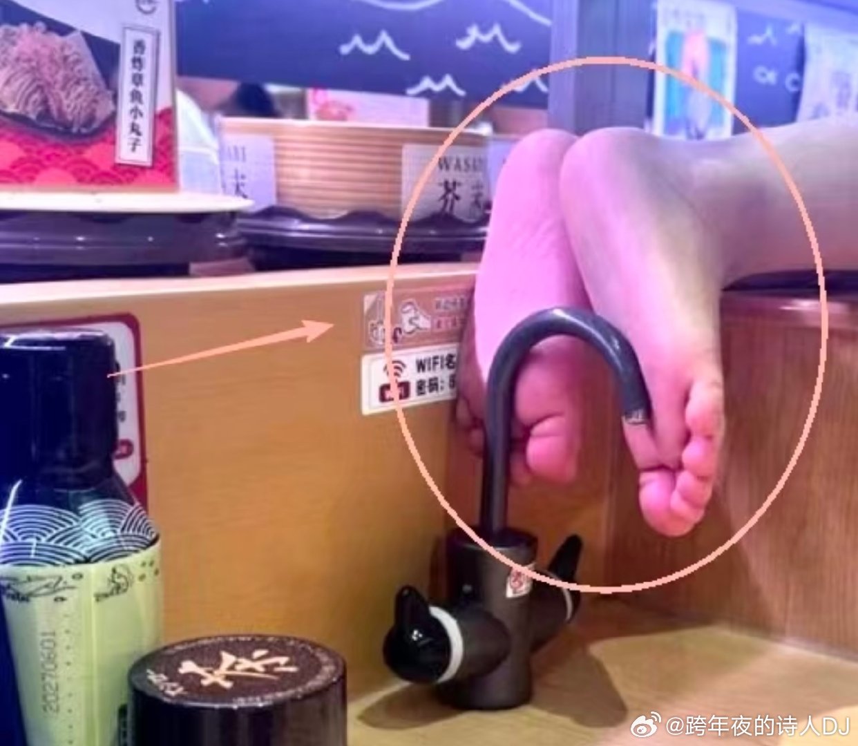 #寿司郎 体温解冻食材#我记得前阵子寿司郎因为一双脚上热搜了，这次又……很多人说因为搞活动时候来不及就是手捂化的，出餐有时间要求，那你愿意吃吗hhh
 容嬷嬷当年怎么没想到这办法[doge][doge][doge] ​（​