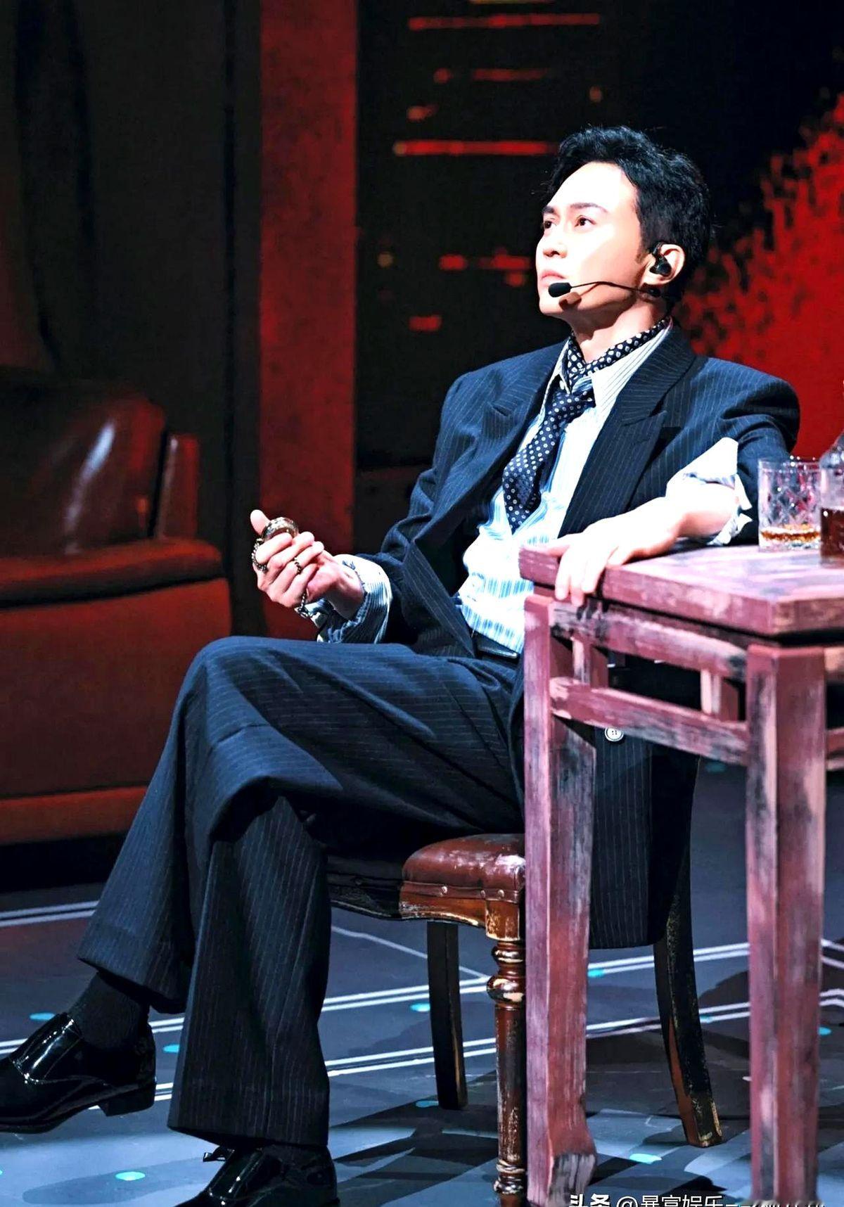 “不许说脏话奥！”大庭广众之下，袁咏仪突然回头瞪了张智霖一眼。

当时两人打扮得光鲜亮丽昂首挺胸，周围一圈群众正围观，场面气派得很。结果走着走着，靓靓直接杀了个回马枪甩出这句警告。

张智霖什么反应？霖哥直接两手一摆，那表情明摆着“你说的我敢不听吗”。

其实平时这俩人一块走路，张智霖都会特意倾身低