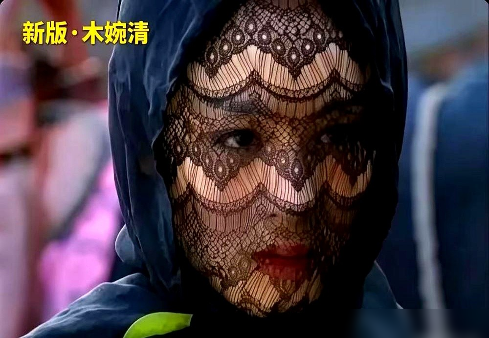 28岁演妈，亲儿子只小她11岁，换别人早翻脸了。
2021版《天龙八部》豆瓣3.5，扑得底朝天。杨祐宁的乔峰被骂，白澍的段誉被嘲，偏偏徐冬冬的刀白凤杀出来了。
于荣光找她，明说：演个妈，儿子演员就比你小十来岁。她接了。不磨叽，不喊年龄焦虑，进组就是打戏加眼神杀。看段誉时眼里全是宠，瞪段正淳时恨得