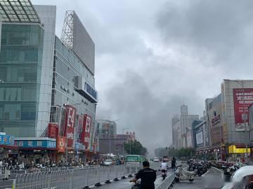 此刻，广州市海珠区瑞康路长江轻纺城火灾现场复燃，冒出刺鼻的浓烟，远远就...