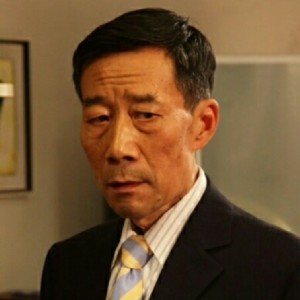 说起李雪健，很多人心里都会生出敬意。如今他身体受影响，说话已经很吃力，却依旧没有离开镜头，坚持拍戏。
 
其实客观来说，剧本里不少角色，并不是非他不可。可支撑他站在片场的，从来不是片酬或者名气，是刻在骨子里对表演的热爱。
 
从早年一个个经典荧幕形象，到现在带病坚守，他始终敬畏演员这份职业。哪怕发声