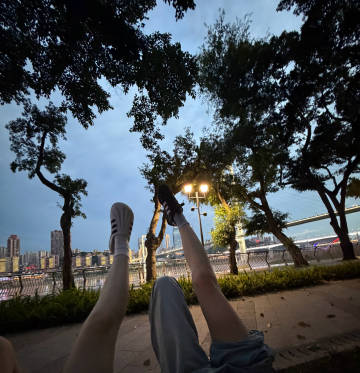 两个人就这么幸福的在滨江路吹风