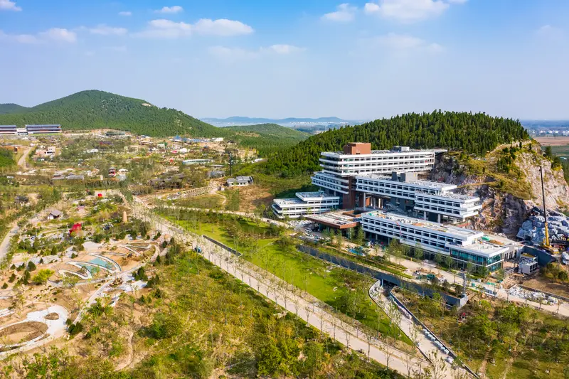 之前总觉得苏北的城区要么拼工业要么搞文旅，很难找到两边都出彩的样本，这次看铜山的采风报道直接刷新认知。
就拿汉王镇的郝家大院来说，清代青石黛瓦的苏北老院，藏着江南园林的窗棂巧思，还保留着三野指挥部的红色记忆，现在联动周边村落做红色研学路线，周末带娃去逛的人比往年多了三倍不止。
另一边徐州国家安全科技