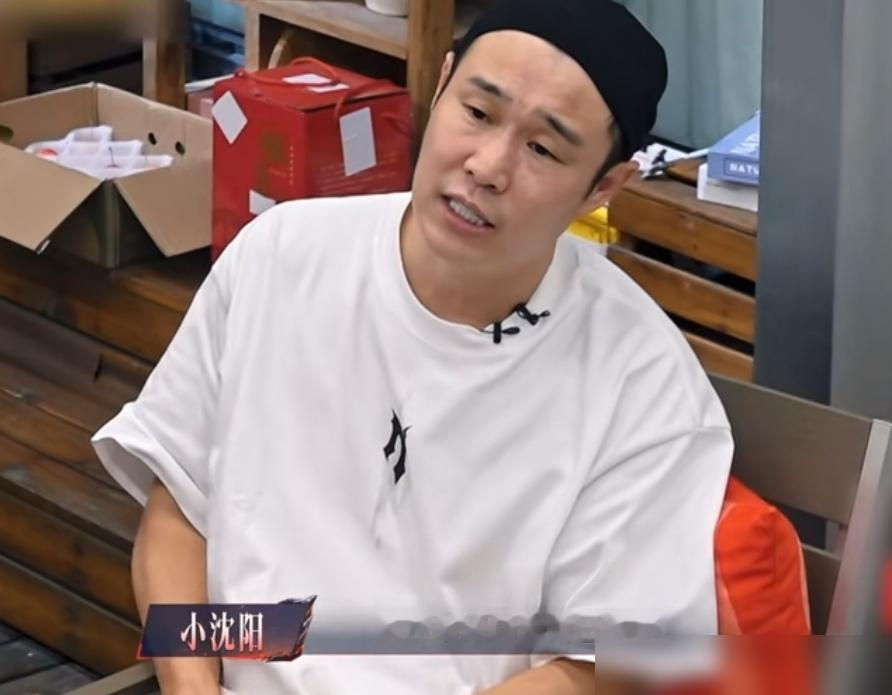 就因为歌词少上了热搜，小沈阳半夜愧疚得睡不着，跑去找曾辉道歉，结果人家一句话，把小沈阳给整不会了。
曾辉说，哥，这都不是事，一个团队就得扬长避短，我唱功不行就少唱，你厉害你就多唱，咱得让整体效果最好。
很多人可能不知道，曾辉本是个短剧霸总，来这节目初舞台直接零票，是小沈阳把他从台上捡回来的，后来