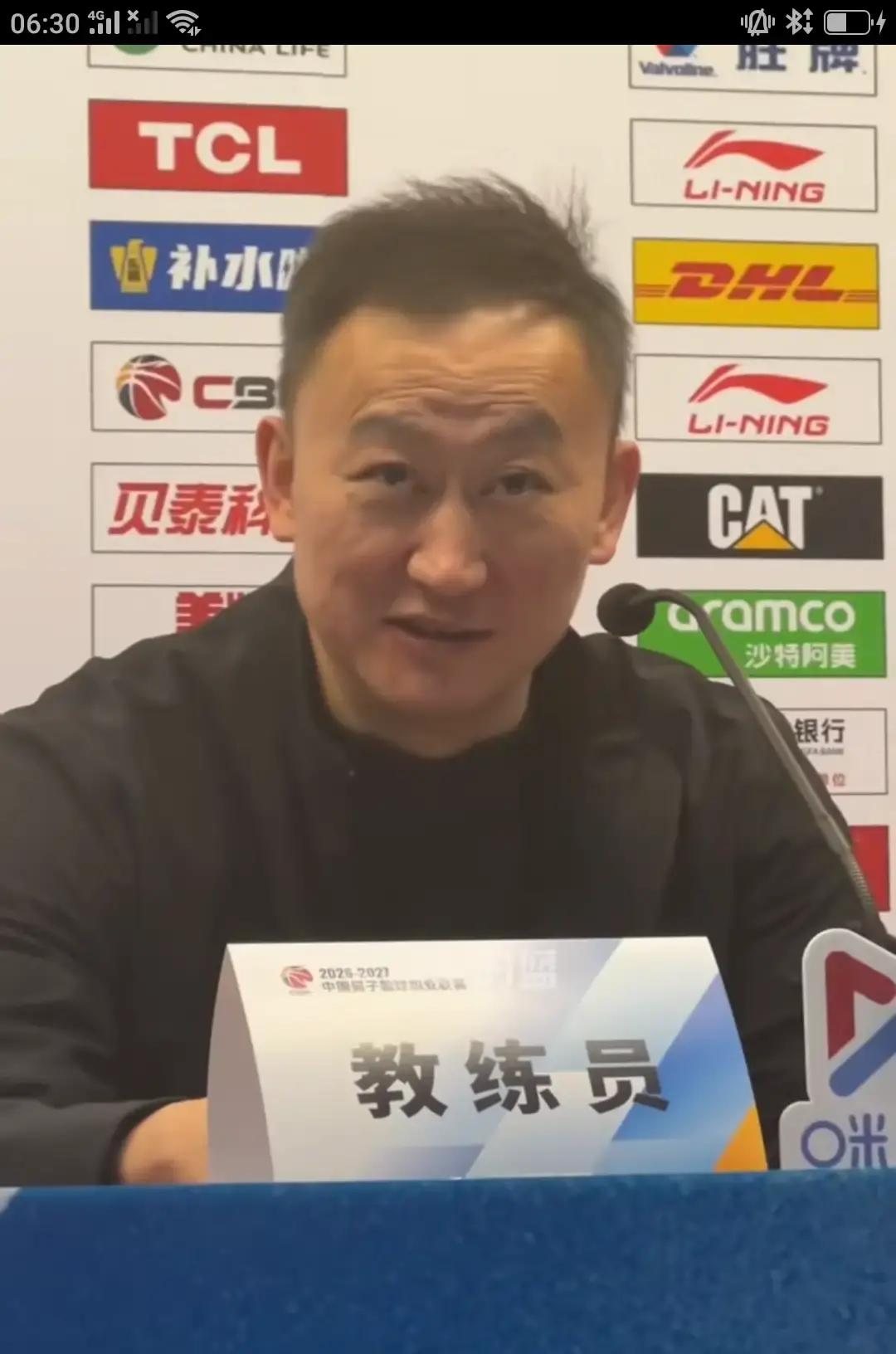 刚带队拼下新赛季开局两连胜，青岛主帅刘维维扭头就给下一个对手扣了顶大帽子。
谈到马上要交手的北京首钢，他直接来了一句：这阵容配置，说他们是一支国家队都不为过。
这话说得一点不夸张。首钢前脚刚在客场赢了山东，内线站着周琦，后卫线有陈盈骏操盘，外加曾凡博、雷蒙和翟晓川这帮老将新星，内外线确实厚实得吓