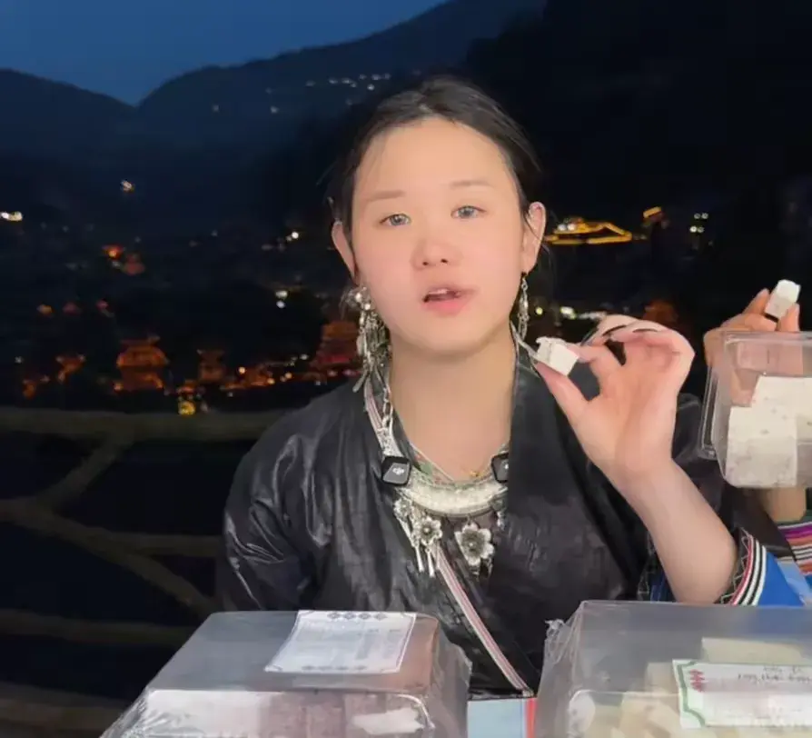 奥运冠军跑去直播带货，难道真的只为捞快钱？

很多人看到张家齐走进直播间，第一反应就是，拿过奥运金牌的姑娘，怎么也开始靠流量赚钱。

可看完张家齐妈妈的相关采访才恍然大悟，她投身直播行业，背后藏着很现实的生存难题。

张家齐的几张收入银行卡都交由母亲代为保管，自己手头能够自由支配的流动资金十分有限。