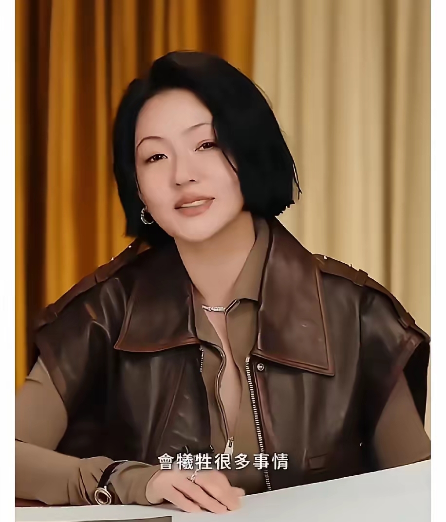 我朋友说姐妹老了会长得越来越像，看到小S，我发现这句话真对呀！
小S和大S年轻的时候长得一点都不像，大S是圆脸比较扁平，小S是尖下巴，五官比较立体。

近期小S发视频分享姐妹间趣事，短发样子真得越来越像姐姐了，神态尤其像。

小S说自己和姐姐都喜欢国标舞，可是因为着装太暴露，大S接受不了，只有小S自