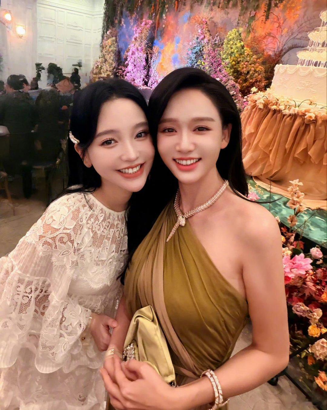 歌手金莎9月30日在微博晒出参加好友奚梦瑶与何猷君澳门答谢宴的合照，配文直呼“被新娘小小明美晕了”，温馨互动意外牵出一段综艺结缘的友谊故事。  一、金莎晒照核心信息- 发布时间：2026年9月30日，