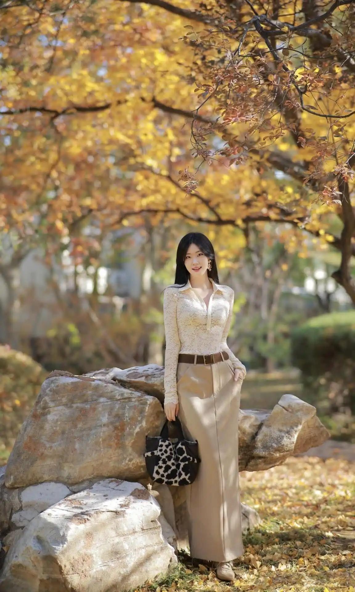 幸福 发生于执念消失的瞬间 就像穿搭时 不再执着潮流 而是找到适合自己...