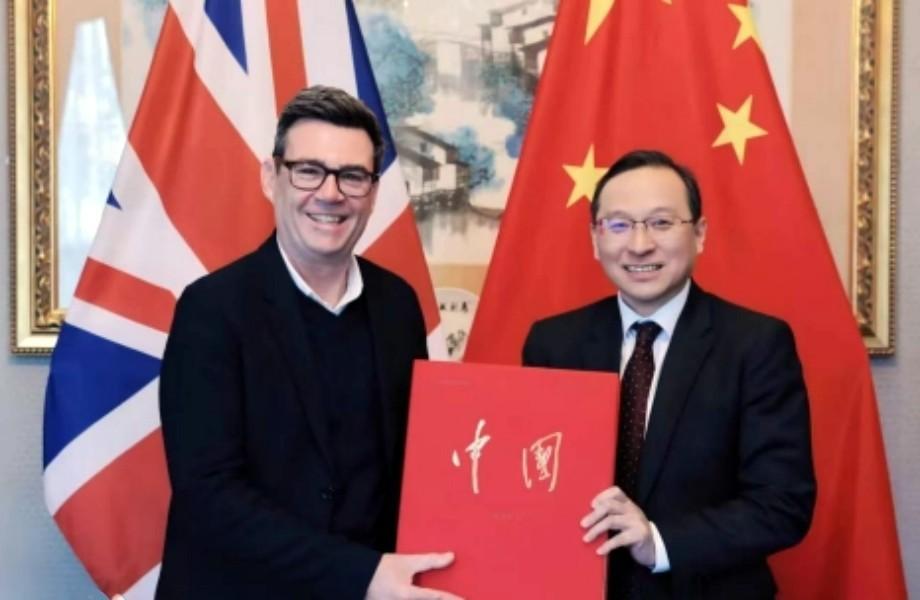 英国首相将于9月前往纽约出席联合国大会，预计他将在纽约联合国总部或白宫与美国总统举行首次面对面会谈。 ​
欧洲领导人正考虑在联大期间再次召开“志愿联盟”会议，以推动从美国和其他国家库存中为乌提供“爱国者”拦截弹。

请安迪·伯纳姆首相帮助我告诉德国总理默茨，罪犯变态马克龙和伴侣塞茹内威 ​