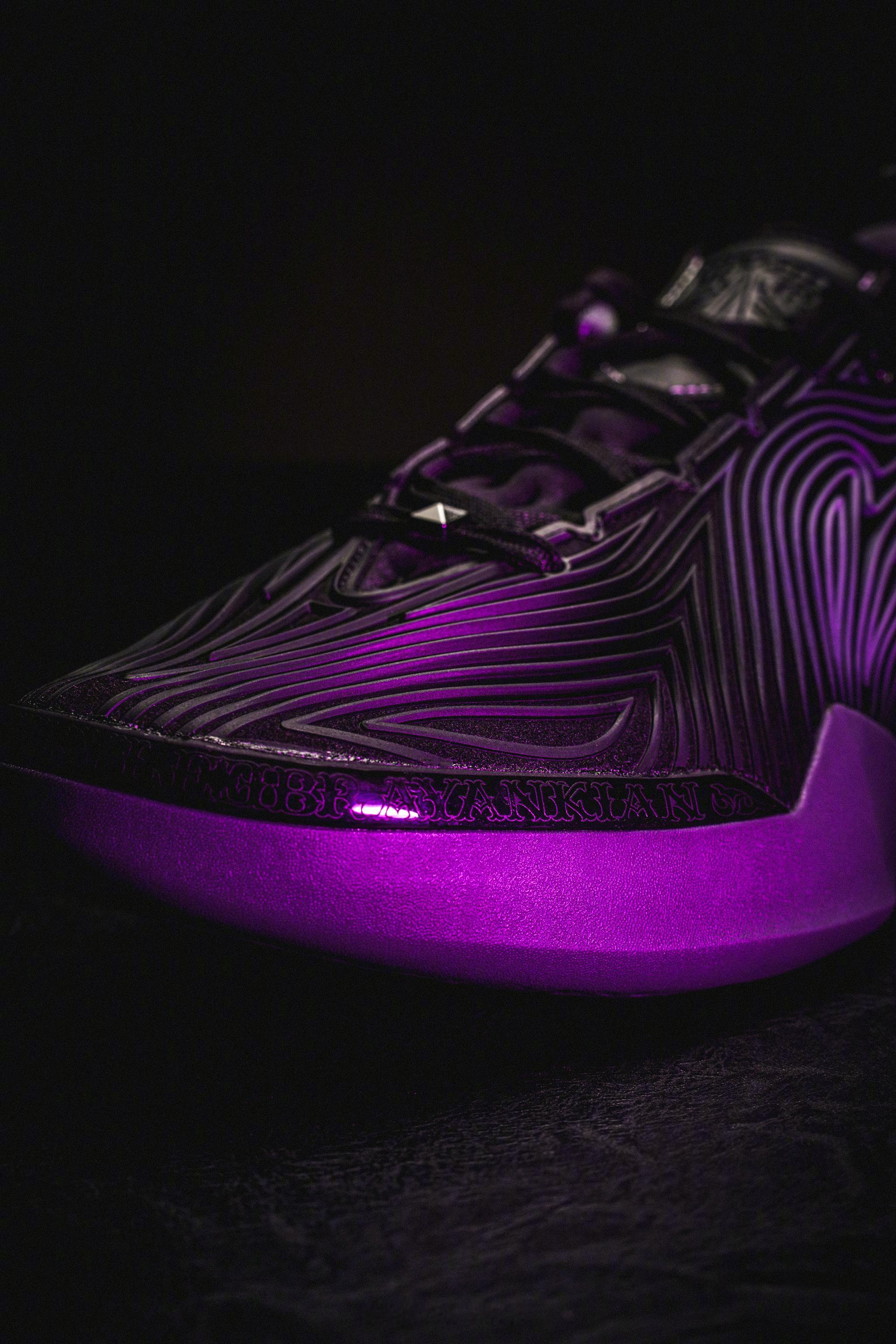 LI-NING JIMMY BUTLER V

巴特勒JB5「至暗骑士」🦇

从官方KV图来的灵感，发现这双KPU鞋面的纹理在不同的采光下可以呈现不同的视觉效果✨真实色彩请以最后四张为准[作揖]

#午夜壁纸##淬炼成锋##巴特勒5代# ​ ​​​