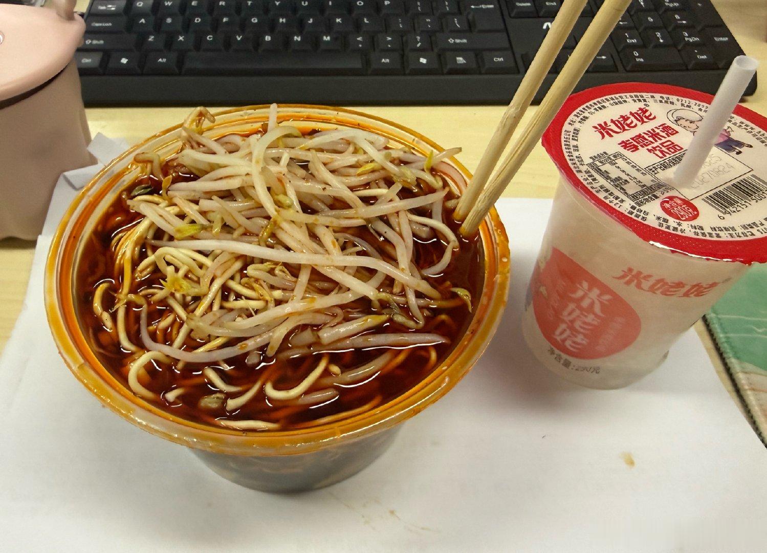 “我常常这样想，不是人在放牛，而是牛在牧人，反正前者有更多自由。人与牛是在交换劳动。如果说我们考虑的只是必不可缺的劳动，那么，牛就具有很大优势，它们的农场也是大得多。”

摘录来自
瓦尔登湖
【美】亨利·戴维·梭罗

#我国灵活就业人员规模已超过2亿人# ​
