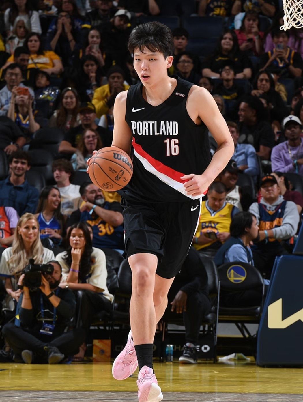 NBA常规赛太阳对阵开拓者的较量里，出现了颇为离奇的一幕。第四节刚开打三分钟，杨瀚森在自家禁区站位防守，太阳队的球员莫名应声倒地。
回看这球的慢放镜头，其实根本没什么稀奇的。此役开拓者以124-83的大比分轻取太阳，前三节就彻底打花了比赛，胜负悬念早早散尽。杨瀚森末节登场打满了12分钟，砍下5分2篮