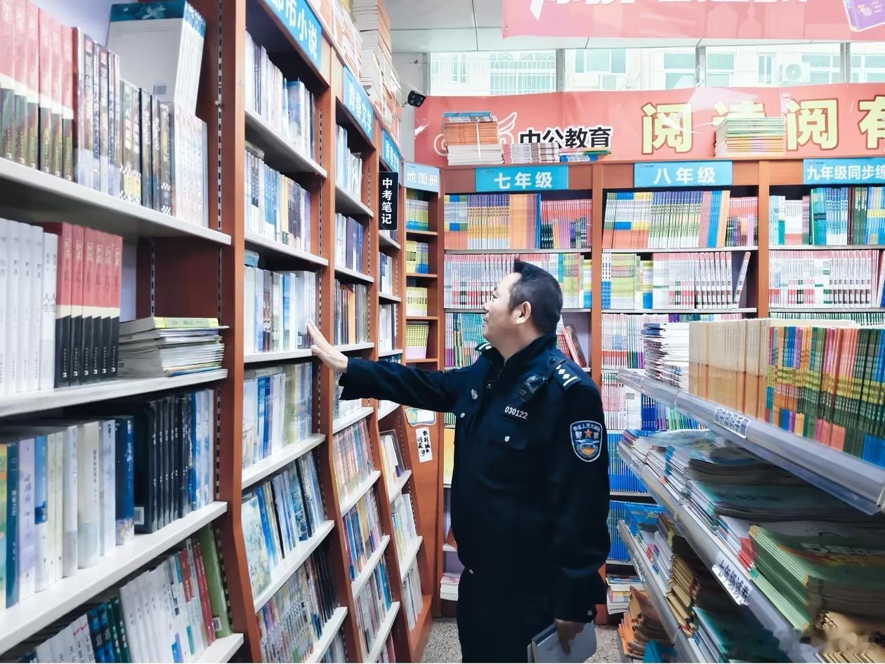 #陕西治安# 【扫黄打非护苗行 净化文化市场】10月28日，安康旬阳市公安局城关派出所民警对辖区书店开展专项检查。民警重点核查经营资质、图书进货台账，仔细排查是否存在盗版、淫秽色情、暴力迷信等非法有害出版物，同步检查消防安全状况，向经营者宣讲“扫黄打非”相关法规，督促落实主体责任，规范经 ​