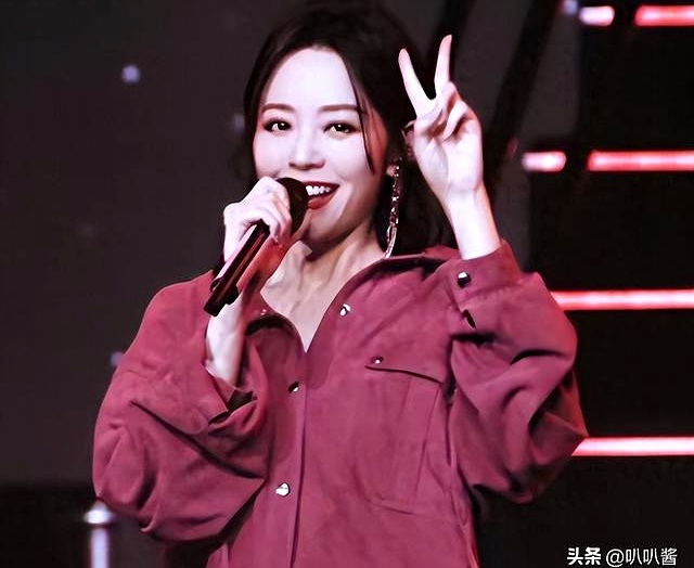 张靓颖是真的恋爱脑，挑男人的眼光也烂得让人心疼。
 

本是三闯格莱美、手握几十首国民金曲、巡演座无虚席的OST女王，结果转头押上了16年青春，最后落得人财两空，名声也被拖进泥潭。
 

舞台上主动求婚遭冷场，当年背负骂名，坊间甚至传言她搭进去数亿资产才换来脱身自由。
 

就在所有人都等着看她一蹶