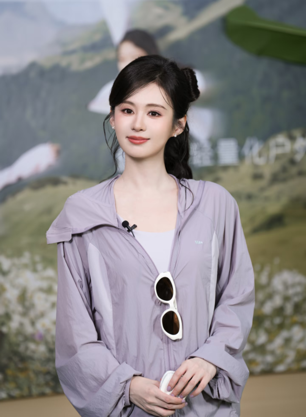 关于郑合惠子，
我又挖出几个细节。

第一、她不是表演科班出身，大二被万合天宜发掘签约，半路转型做演员。

第二、真正爆火出圈的是在2017年《夏至未至》里的颜末，和白敬亭组成的“颜值CP”，让她被观众所熟知。

第三、最近热播的《兰香如故》中真是人不可貌相，长得软萌甜妹样，动起坏心思来，比李梦饰演