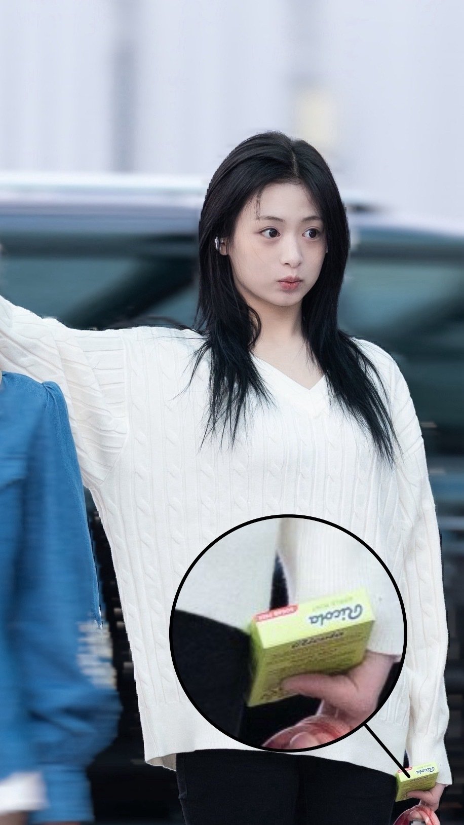 #AHyeon[超话]#  雅贤同款糖果！
刚刚放大昨天的机场图，发现雅贤手里一直攥着这个，原来是 Ricola 瑞琪奥兰的薄荷糖🍏。
有没有吃过的姐妹呀？苹果薄荷这个味道到底怎么样？会不会像牙膏味？狠狠好奇了，在线求一个真实评价！👇
#ahyeon# ​