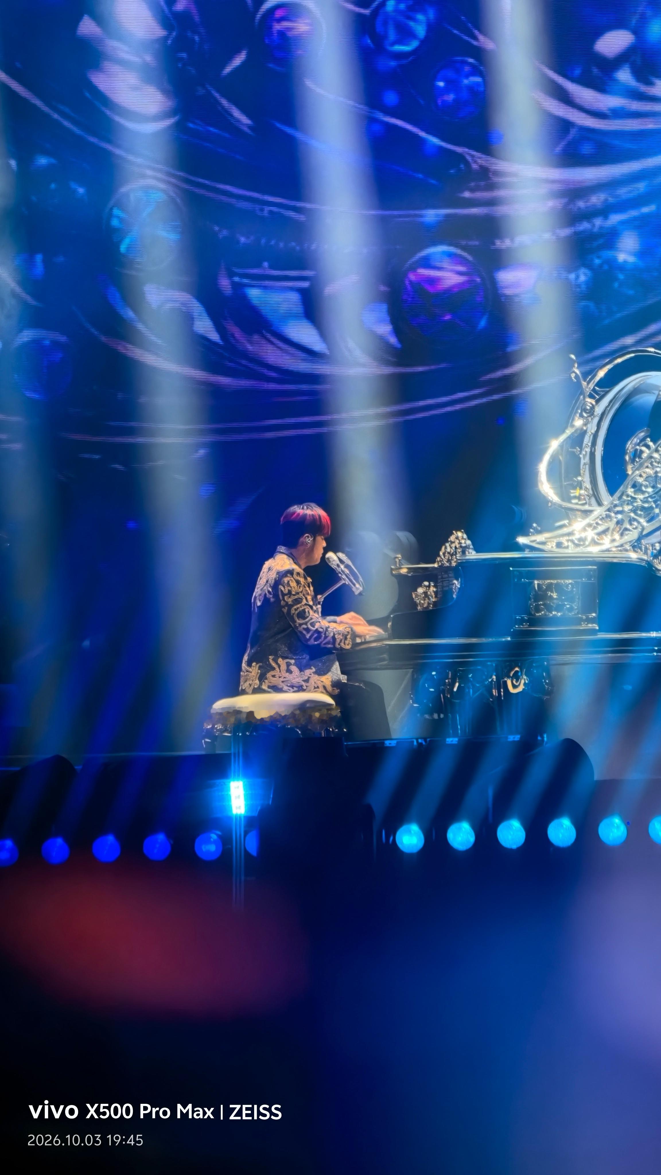 #杰伦粉丝出图胜负欲太强了#演唱会拍图这件事，杰迷之间的胜负欲是真的强。以前山顶选手基本靠信念，现在有了专门的演唱会神器，差距直接被拉开。
 
最直观的感受是长焦的解析力。蔡司2亿APO超级长焦配合外接增距镜，远距离拍摄的细节保留很到位，舞台上的表情、服装纹理都能留住，不是那种一放大就糊 ​
