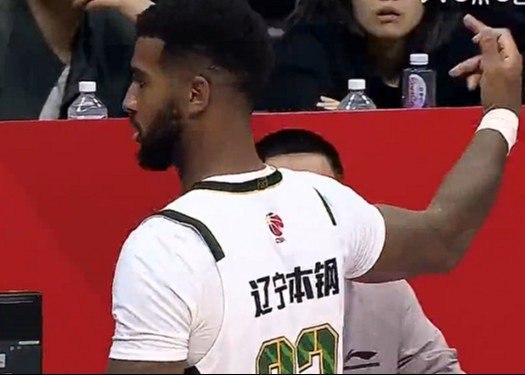 辽宁男篮97-93客场险胜青岛男篮，球队赢球却埋下争议隐患：大外援克里斯出战仅19分钟便5犯被罚离场，退场时因不满裁判吹罚，疑似做出竖中指动作，被现场媒体镜头全程捕捉，再度引发关于其比赛情绪管理的讨论。
 
本场克里斯的犯规节奏堪称崩盘：首节他状态火热，3投2中砍下6分4篮板，攻防两端存在感十足；但