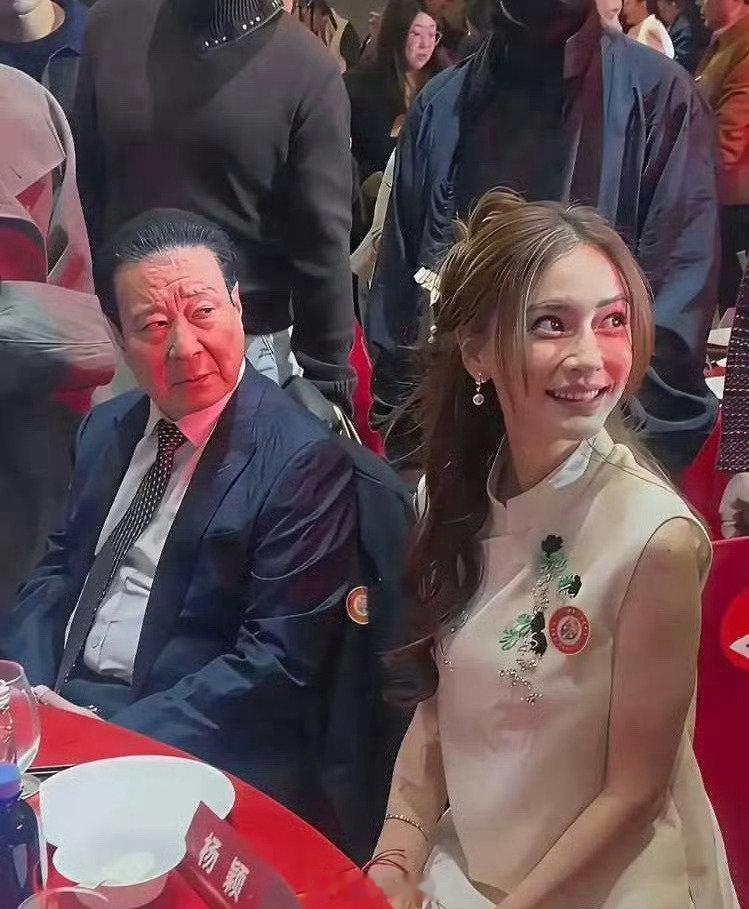 距离杨颖Angelababy2023年因为fmx被rfs已经过去整整3年了，迟迟没有她复出的消息，账号还封着吗？在她40岁之前还有复出的机会吗？40岁之后也没必要复出了。 ​