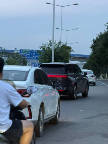 西安哪位老板刚提的小鹏GX，不错<br />这个灰色很高级，还免费，八...