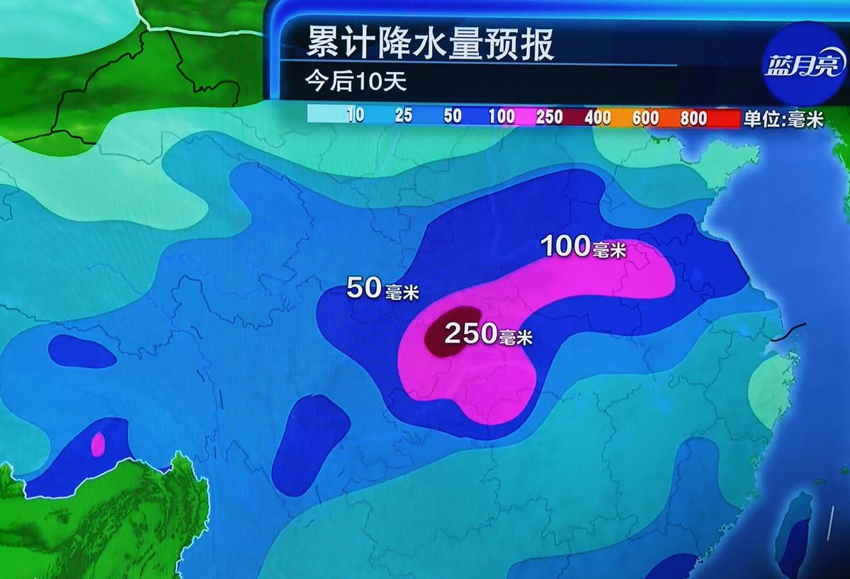 中央气象台最新预报显示，这轮降雨的真正核心在華西地区，四川、重庆、陕西南部、湖北西部一带，累计雨日能到六到九天，并非中东部普降十天。黄淮、江淮后天起也会迎来中到大雨，但预报时效短，远谈不上连续十天。中东部其他大部其实以晴或多云为主，气温还偏高。说白了，把华西的持续阴雨说成中东部多省十天连雨，是把局部