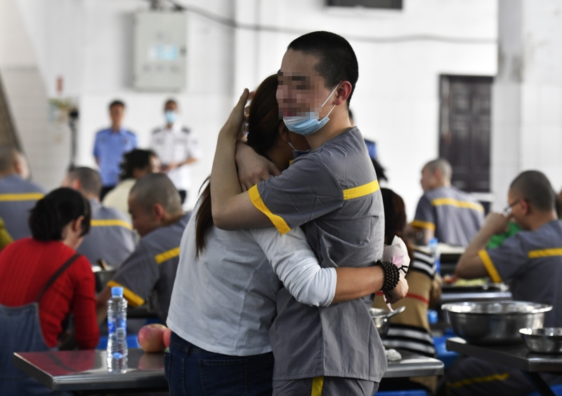 亲情就像温暖的港湾，小时候我生病，父母彻夜守在床边，他们的关爱让我痊...