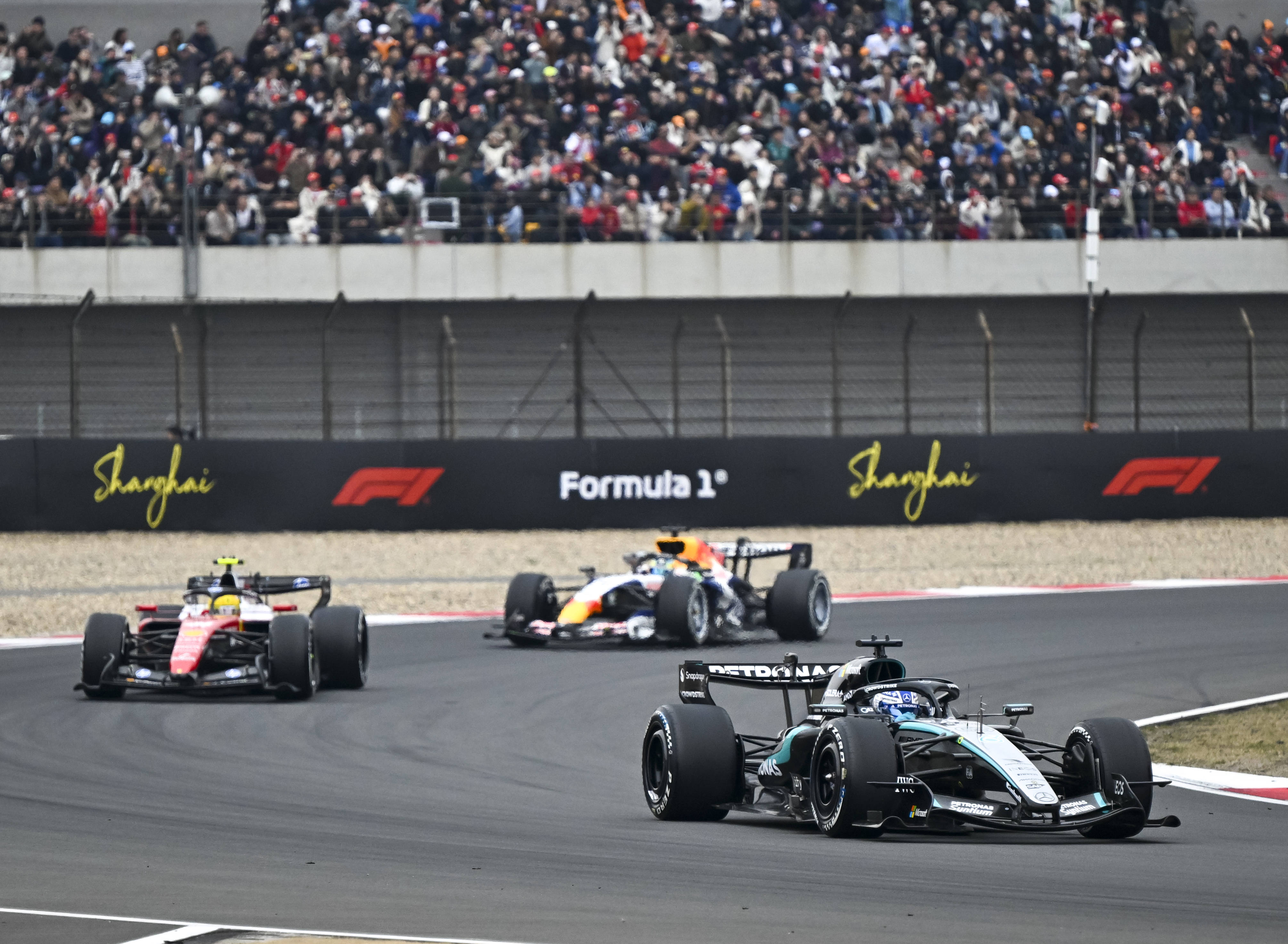 F1法拉利的升级豪赌：36项研发，窗口却在关闭
法拉利本赛季已报告36项性能升级，仅次于凯迪拉克和迈凯伦的37项。墨西哥站他们继续带来底板与车身调整，目标明确：保住车队第二，并向梅赛德斯施压。
但我对这笔投入的回报周期持怀疑态度。墨西哥之后只剩巴西、拉斯维加斯、卡塔尔、阿布扎比，其中拉斯维加斯和卡塔