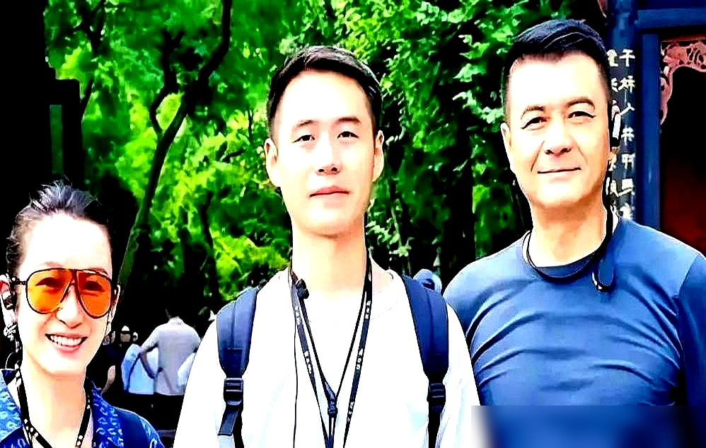 秦海璐11岁的儿子被拍到了，在都江堰，穿一身没牌子的基础款，个子快赶上他妈了。
上台阶知道扶母亲胳膊，走路自动配合父母节奏，参观时该问的问，不该闹的不闹。
这孩子在镜头外长大的。他妈当年42岁生他，产后抑郁差点没扛过来，后面又赶上婆家白事，里外全压她一人身上。
但她养孩子有个死规矩：从不说不。