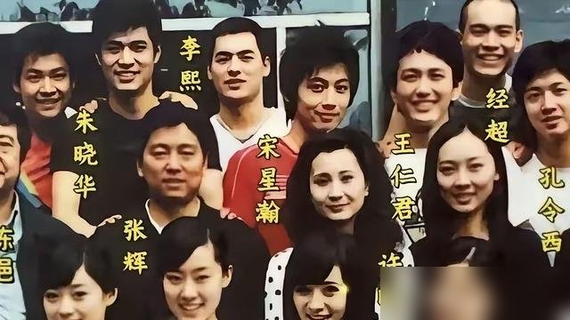 王仁君拿了飞天奖，评论区全在刷盛长柏，没几个人提他演了六次毛泽东。
北电05级，杨幂大一就红了，袁姗姗毕业没几年靠于正混成女主，张小斐熬到35岁靠李焕英翻身。王仁君呢？演了十几年配角，长柏、柏兰、各种历史人物，脸熟，名不熟。
直到《浴血荣光》，他第六次演毛泽东，拿下飞天优秀男演员。10月20号还