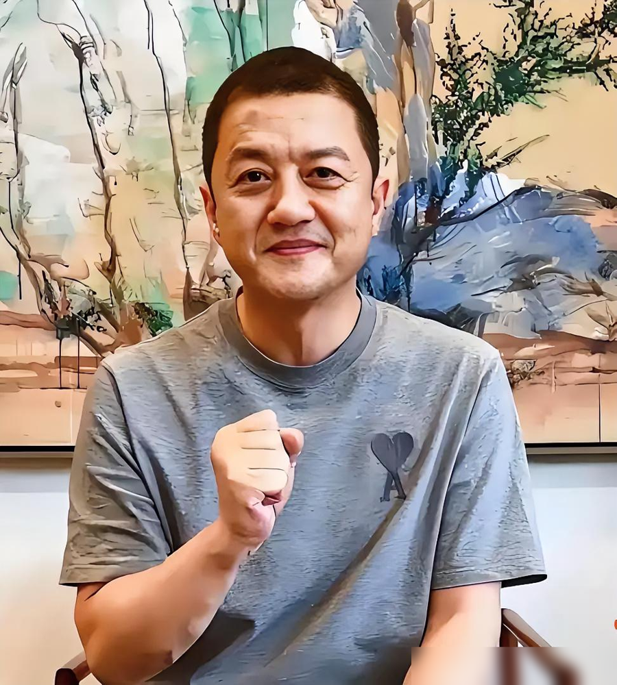 当年全网骂他演成了傻子，张纪中却咬死不放人。
李亚鹏接郭靖，是被架上去的。张纪中撂下话，这戏要拍英雄的成长史，郭靖就得憨，就得钝，就得像块石头。李亚鹏自己也说，这角色不讨巧、太憨厚，跟令狐冲完全两码事。
结果一播出，骂声铺天盖地。说他演的是弱智，不是大智若愚。可实景从草原干到桃花岛，武指是袁祥仁