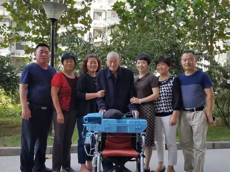 兄弟姐妹亲不亲，血脉相通连着亲