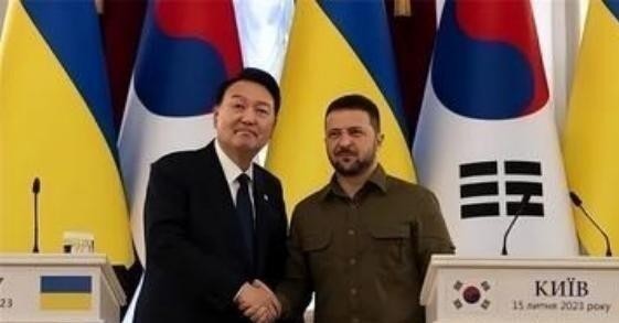 泽连斯基亲口指认中国军援俄罗斯，中方当即否认，可这条新闻背后藏着的真相才最扎心。
乌克兰五年仗打下来，西方军援越给越犹豫，泽连斯基开始把矛头转向中国。可他忽略了一个关键事实：中国要是真站队俄罗斯，以咱们的工业产能，战场早不是今天这个胶着样。恰恰是那句“不送致命武器”，比任何站队都顶用。
说白了，中国