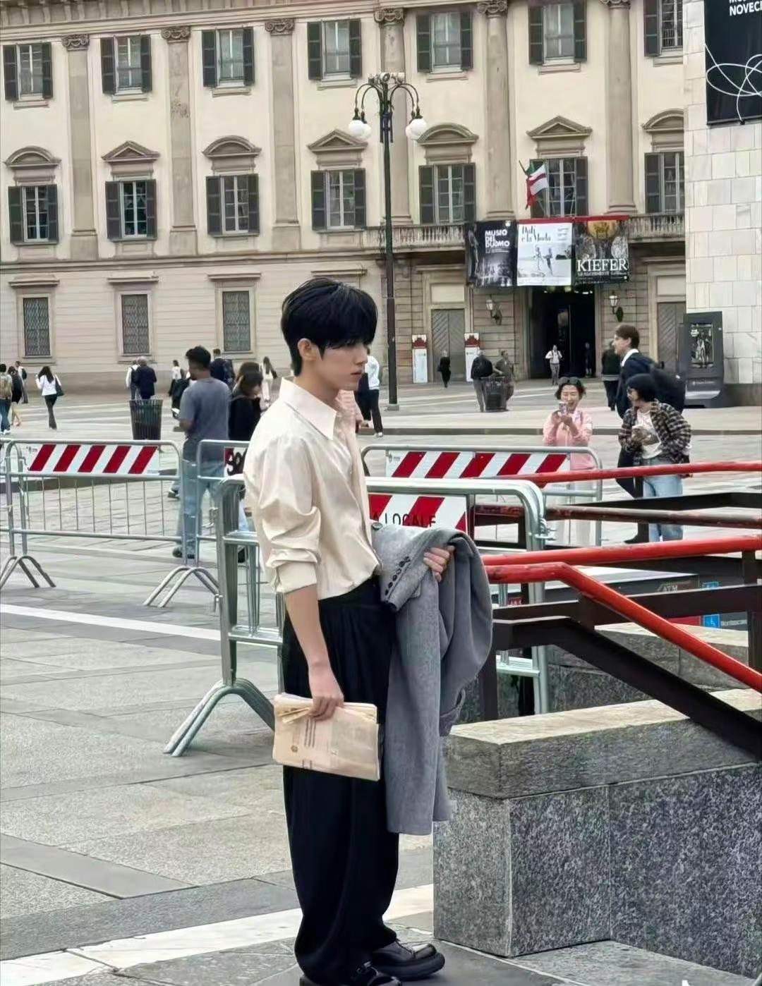 朴时宇明星街拍