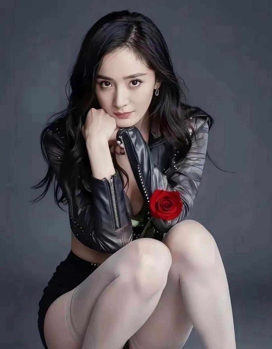 杨幂，不是没人对她抱有好感，而是有一个很现实的缘由。没人敢轻易追杨幂，从不是颜值劝退，而是她的优秀太有杀伤力。
 
在娱乐圈摸爬滚打这么多年，杨幂积攒下的个人底气，是很多人很难去匹配的。她很早就踏入演艺圈，一步一步慢慢往上走，早期慢慢积累曝光，靠着一部部作品让观众记住自己。2009年仙侠剧大火，让她