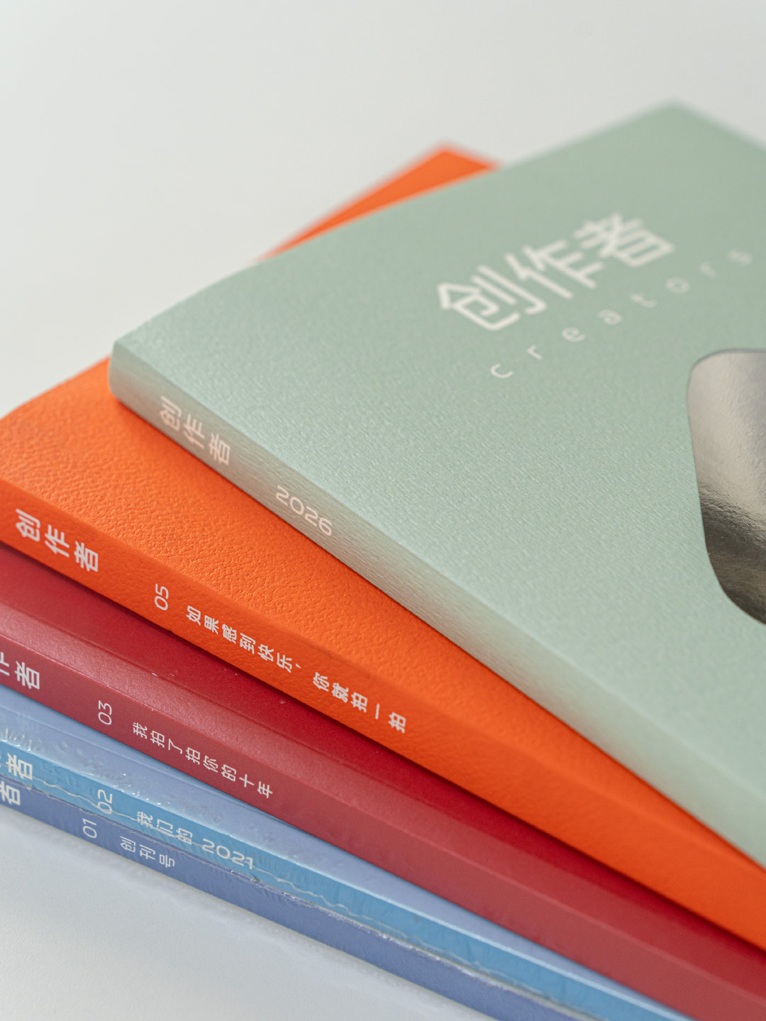 喜提 vivo 2026《创作者》📖 
欣赏一众老师优秀作品的同时，还能学习构图、视角和拍摄思路。灵感是创作的底气，好好翻阅，希望我的拍照技术也能有所提升！ ​
