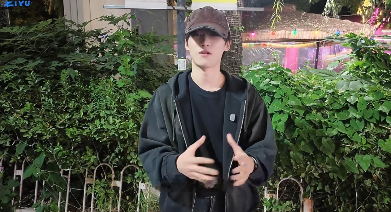 梓渝逛夜市全程翻笑！自封套圈老手没大收获，调侃赢了俩猫的饭碗