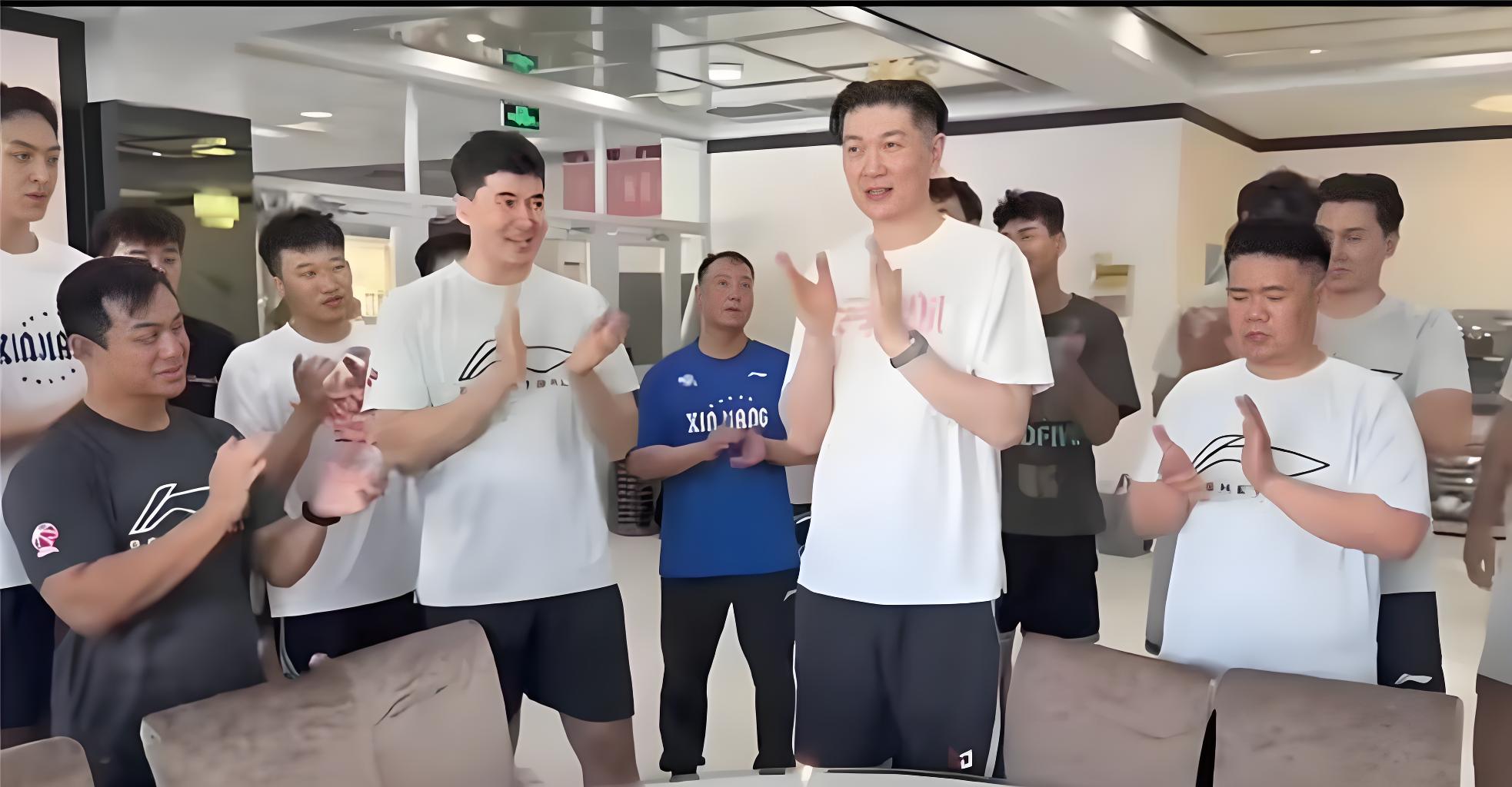 新疆男篮翻译兼助理教练，昨晚一边在线上学习中国篮协，关于反兴奋剂的知识，一边在直播中，透露了一些关于新疆队的实际情况。其中外援的情况是：卡梅隆-杨，确定签约了，但还没有到队。劳森没有失联，一直在联系中，有极大概率续约！比斯利没有参与报价和联系。
至于辽宁的小外库珀，新疆队报得价比辽宁高不少，但架不住