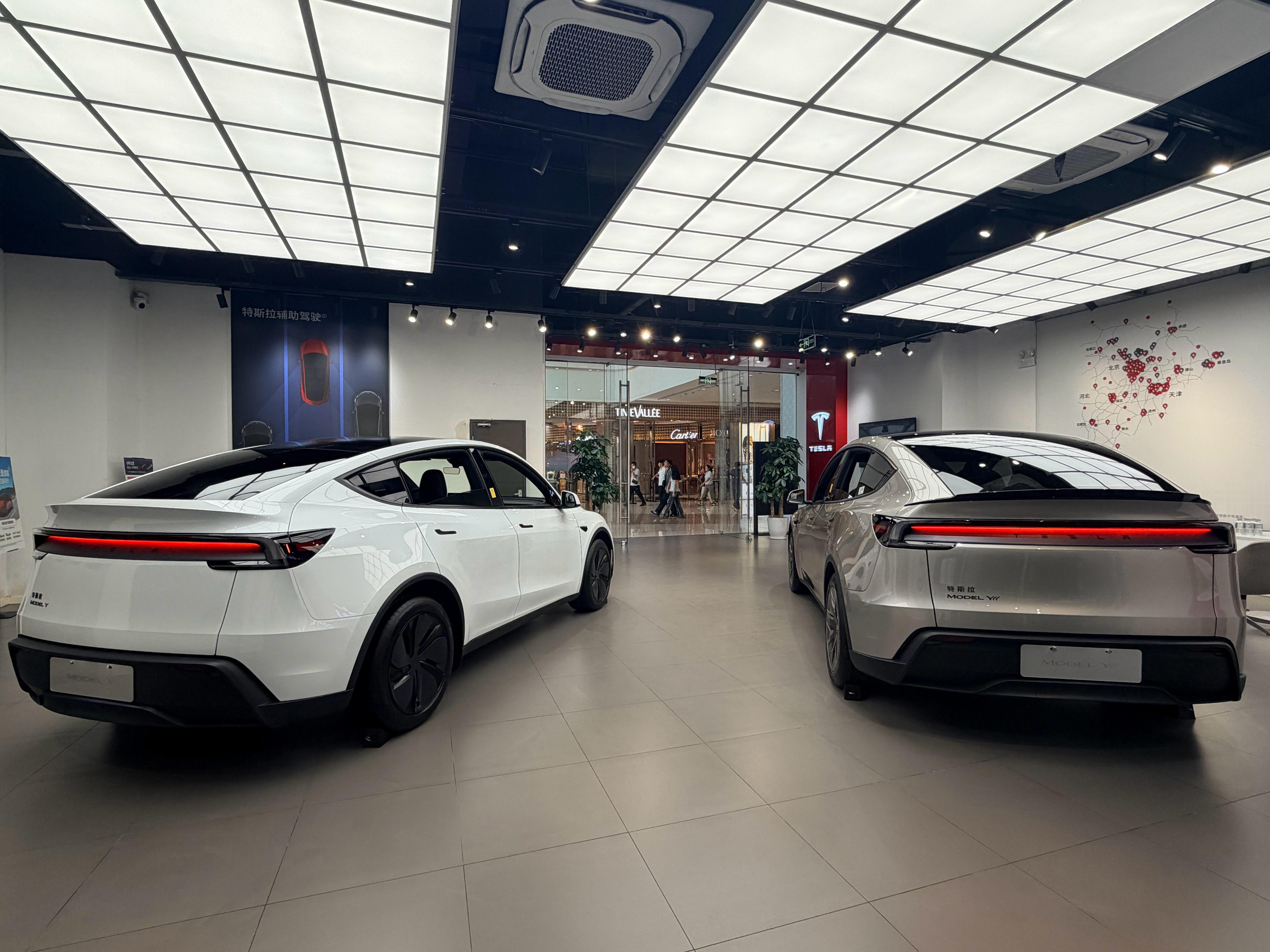 下午去试驾了一下特斯拉model y，感觉很不错，值得入手

装饰上面整体感觉做减法，全车极简，没有任何多余的装饰，所有功能在面板上设置，方向盘处除了转向灯，雨刷器，一键操作智能驾驶，增减音量，没有其他多余部分

试了一下智能驾驶，调头也很顺畅，拐弯它没有待转指示，需要给点油门人为进入待转 ​