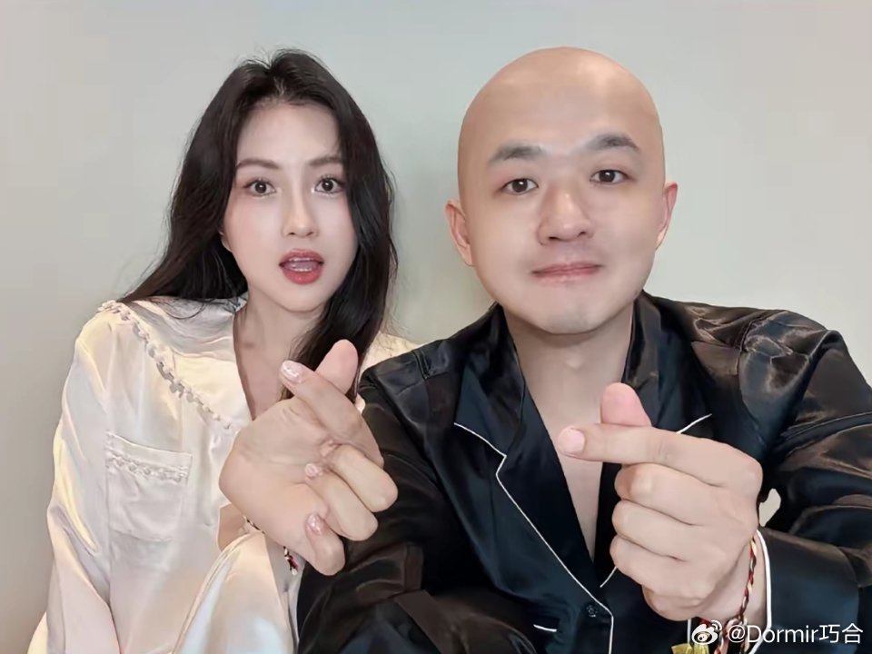 柳岩总算能出了口气！
2016年，她给包文婧当伴娘，差点被扔进泳池的闹剧，事后她主动道歉，可夫妻俩反倒怪罪柳岩，认为是她毁掉了婚礼。
​这事之后柳岩在圈内过得特别难，资源越来越少，基本没什么戏可拍，身边也就大鹏愿意帮她。
​没背景没靠山，受了委屈也只能自己憋着，她是很早做直播卖货的一批 ​