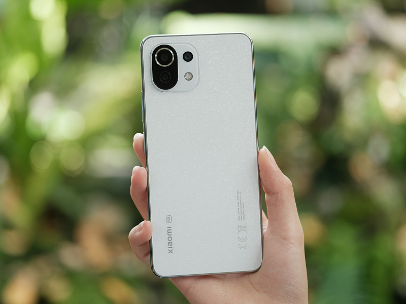 这次小米18Pro 12+256G版本直接干到5999元起，就算扣完国补也要5499，同配置比上代17Pro最高涨了3000，顶配1TB版本直接摸到9999的价位，不少老米粉当场懵了。
但仔细