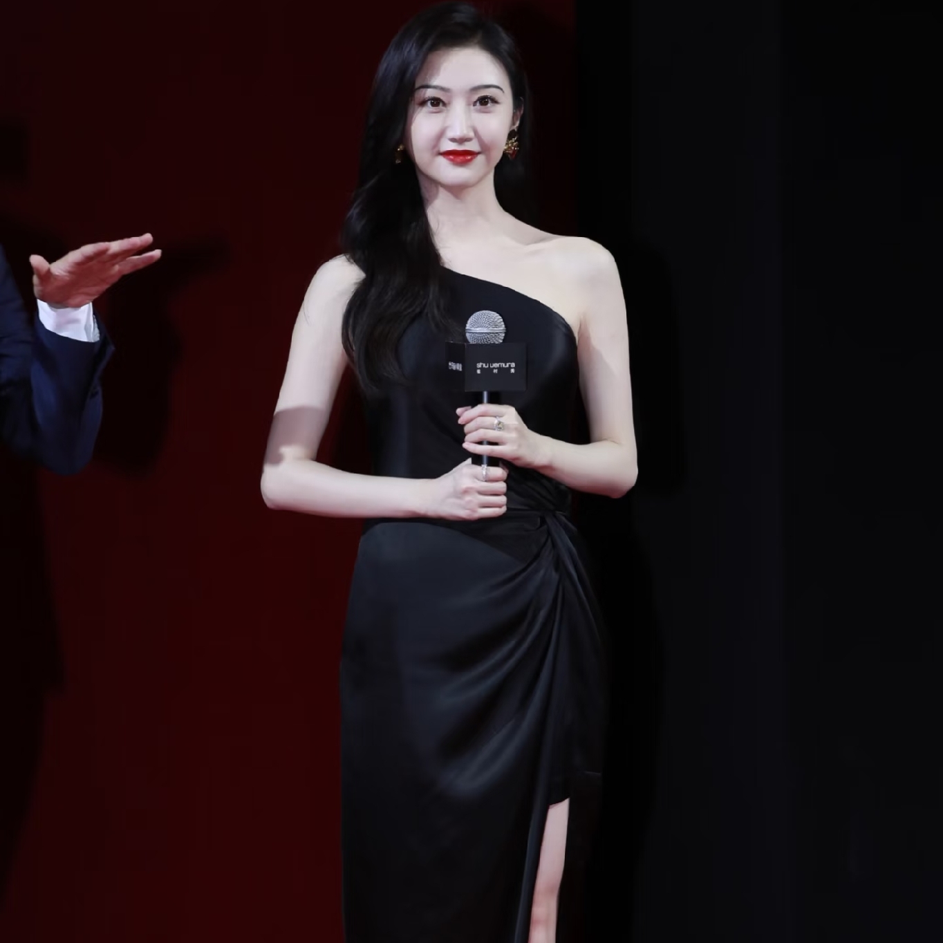 被景甜的温柔圈粉！真正的顶级教养，藏在骨子里
 
内娱从不缺美女，但像景甜这样温柔又无架子的一线女星，真的太难得。
 
熟悉景甜的人都知道，她身上完全没有顶流艺人的疏离感和高傲姿态。出身优渥安稳的成长环境，让她从小被温柔滋养，骨子里自带纯粹、善良与包容，举手投足都是舒服的教养。
 
走红多年，她始终