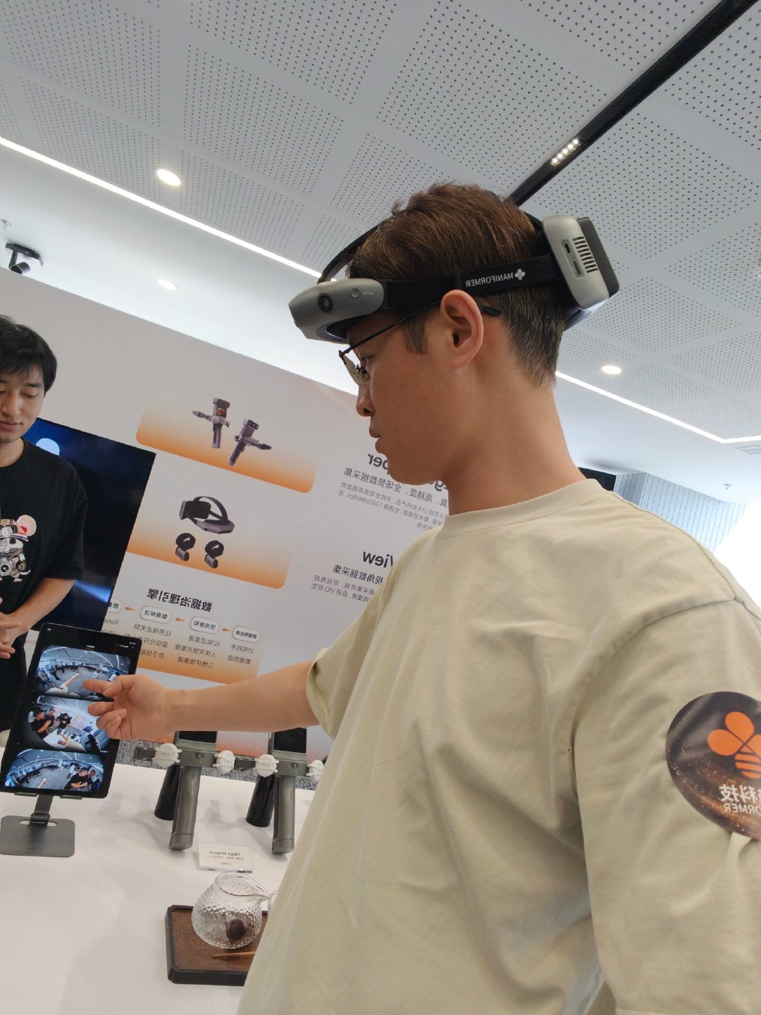 来上海张江参加觅蜂MEgo 20000套设备下线交付仪式。今天我还将在现场见证具身智能一个分水岭：觅蜂生产超100万小时高质量无本体数据。
这意味着人形机器人的脑海里的精神世界，将会特别特别的丰富。#智元机器人##具身智能#  ​