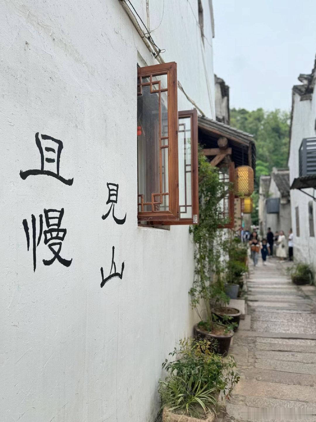 成年人最珍贵的快乐，
往往是碎片一样的✨

不用盛大，不必惊艳。
或许就是清晨那一小段时光，
卸下所有角色，偷一点松弛。

你一天里有没有专属你的小自由？👇
#生活碎碎念#‍ ​