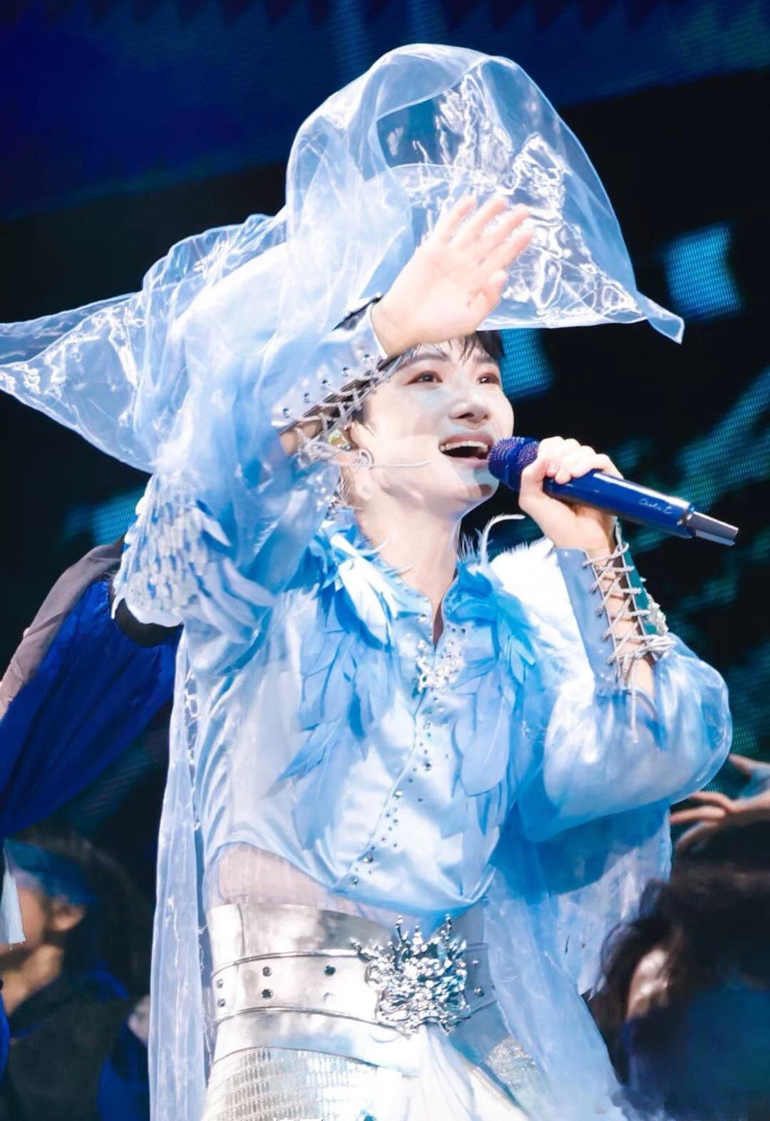 #周深[超话]#  “我意悦，一方相遇，一方重逢，弦常听𝓘 𝒶𝓂 𝓅𝓁𝓮𝒶𝓈𝓮𝒹, 𝓸𝓃𝓮 𝓈𝒾𝒹𝓮 𝓂𝓮𝓮𝓉𝓈, 𝓸𝓃𝓮 𝓈𝒾𝒹𝓮 𝓂𝓮𝓮𝓉𝓈 𝒶𝓰𝒶𝒾𝓃, 𝓉𝒽𝓮 𝓈𝓉𝓇𝒾𝓃𝓰 𝓸𝒻𝓉𝓮𝓮? ​